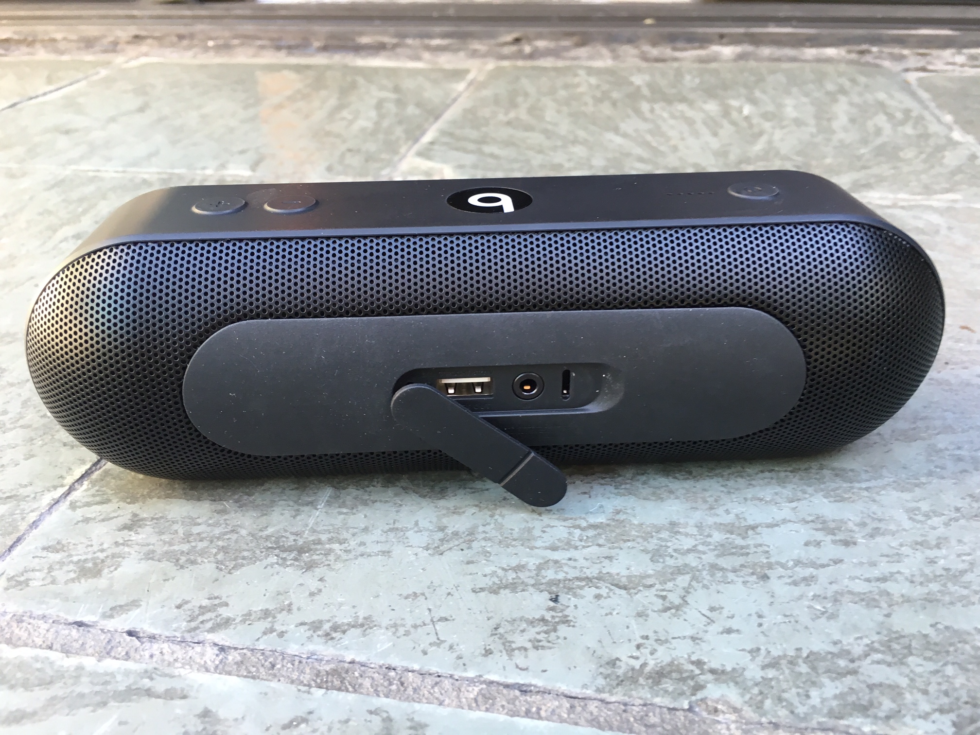 how to charge a beats pill plus